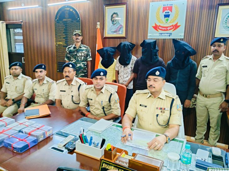 जामताड़ा में साइबर ठगी करने वाले 4 आरोपी गिरफ्तार:13 मोबाइल, 13 सिम, 8 एटीएम कार्ड और 2.20 लाख रुपए बरामद