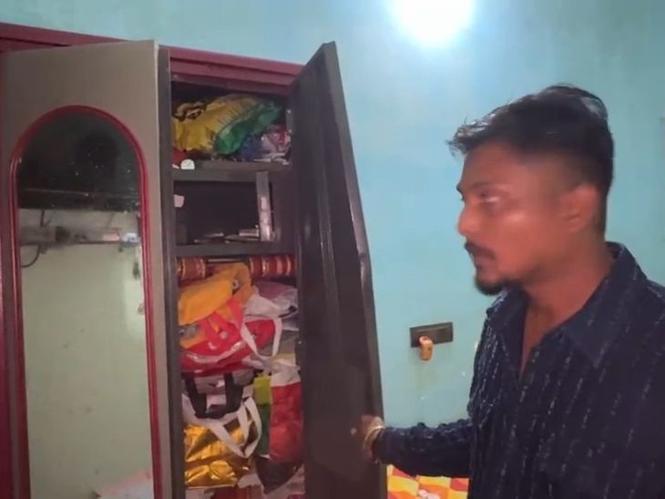 में बुजुर्ग दंपति को घर में सुलाकर लाखों की चोरी:धनबाद के सरायढेला में 80 हजार नकद समेत जेवर ले गए चोर, दीवार फांदकर घुसे थे