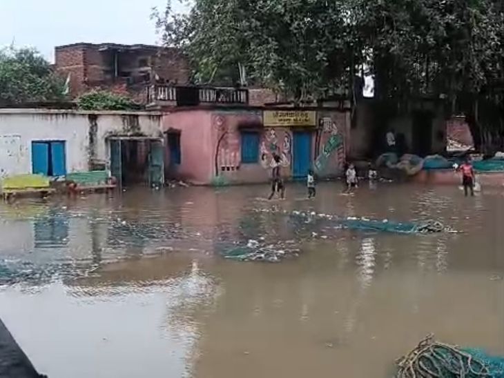 बक्सर-मोहनिया हाईवे पर चढ़ा बाढ़ का पानी:बनारपुर के दर्जनों घरों में घुसा, गंगा खतरे के निशान से 11 सेमी नीचे