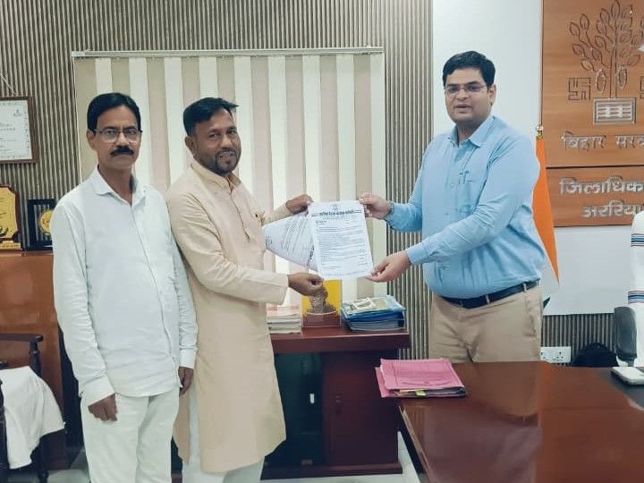 चांदनी चौक से कोसी पुल तक सड़क जर्जर:अररिया में कांग्रेस जिला अध्यक्ष की DM से जल्द निर्माण की मांग
