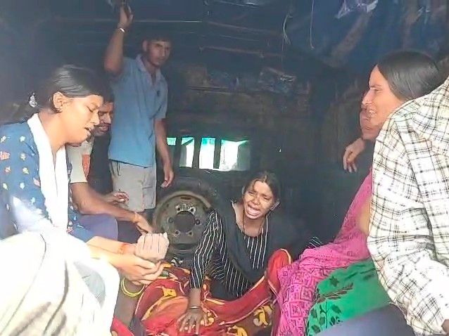 चतरा में कुएं से युवक का शव बरामद:परिजनों ने दोस्तों पर हत्या का आरोप लगाया, 6 महीने में परिवार में दूसरी मौत से मातम