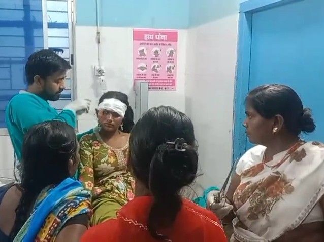 कुदरा में सड़क हादसे में बाइक सवार पति-पत्नी घायल:दोनों की हालत गंभीर; ग्रामीणों ने अस्पताल पहुंचाया, अज्ञात वाहन ने मारी टक्कर
