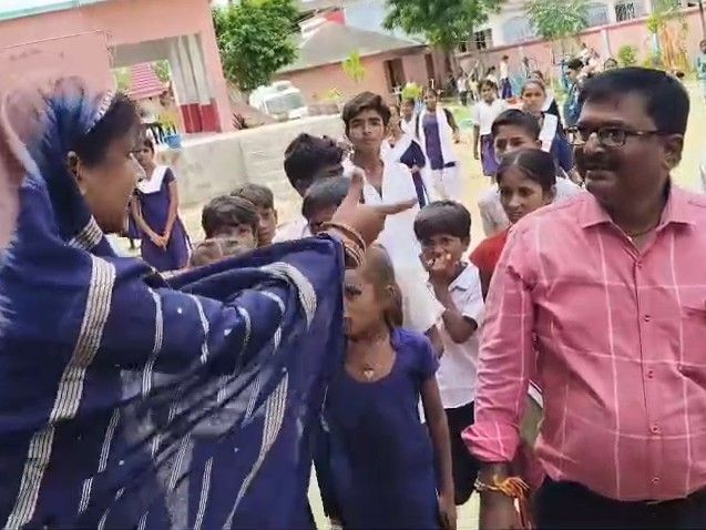 स्कूल में सरप्राइज इंस्पेक्शन, प्रमुख और हेडमास्टर में बहस:जांच में बच्चों की कम उपस्थिति और चावल में कीड़े मिले, कमरे भी किराए पर दिए