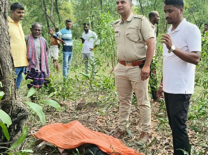 जंगल में पेड़ से लटका मिला युवक का शव:बेंगाबाद के ग्रामीणों की सूचना पर पहुंची पुलिस, हत्या या आत्महत्या की जांच शुरू