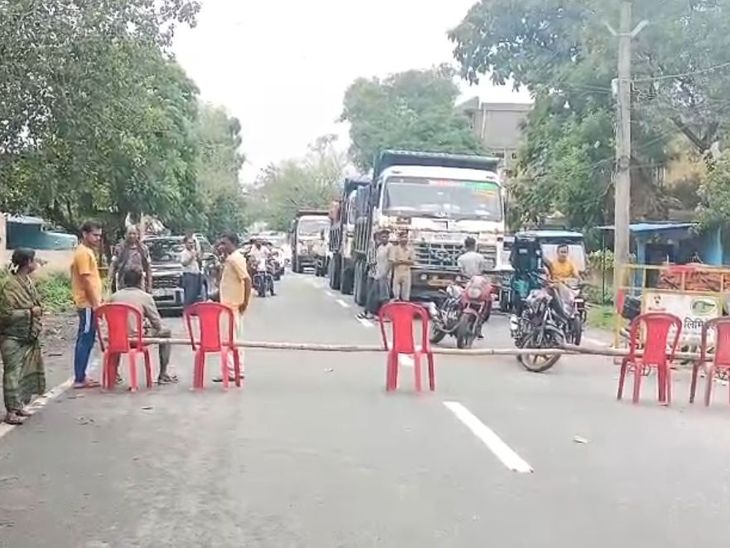 धनबाद के बलियापुर में डेढ़ महीने से जलापूर्ति ठप:27 गांवों के 50 हजार लोग परेशान, मुखिया-ग्रामीणों ने सड़क जाम कर धरना दिया