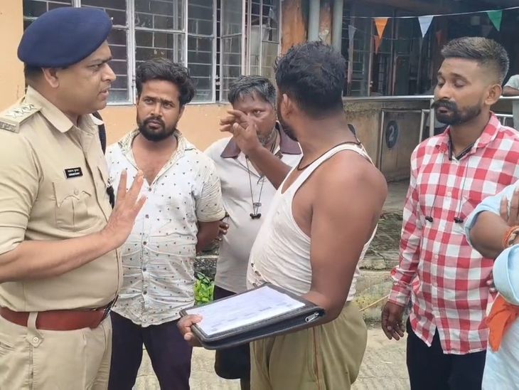 कैमूर में चालान के नाम पर अवैध वसूली:मोहनिया चेकपोस्ट पर ड्राइवरों का फर्जी चालान और बदसलूकी का आरोप