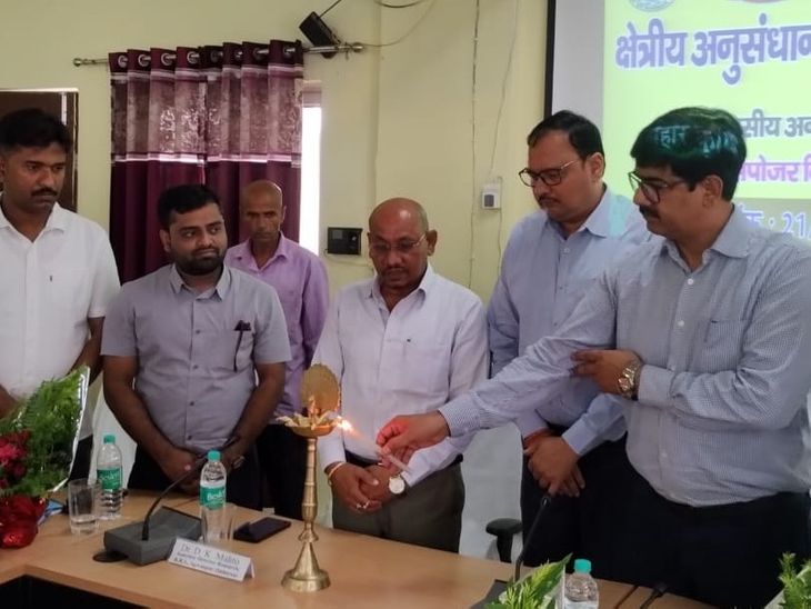 UP किसानों को सहरसा में सिखाई मखाना की वैज्ञानिक खेती:बुआई से कटाई, बीमारी प्रबंधन से निर्यात तक की दी जानकारी; अयोध्या, बहराइच, कुशीनगर से कृषि अधिकारी पहुंचे