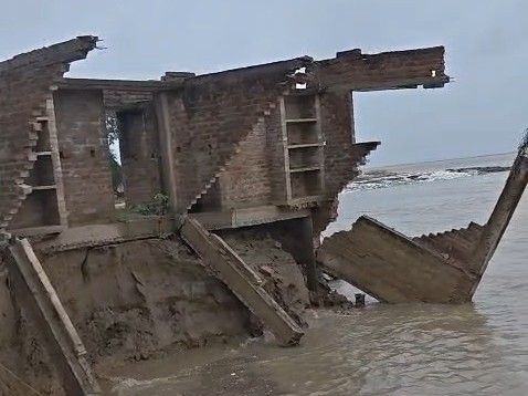 मुंगेर में गंगा के कटाव से 20 घरों पर खतरा:कुतलुपुर में पक्का मकान पूरी तरह नदी में बहा, मिर्जाचक में भी कटाव; ग्रामीणों ने मांगी मदद