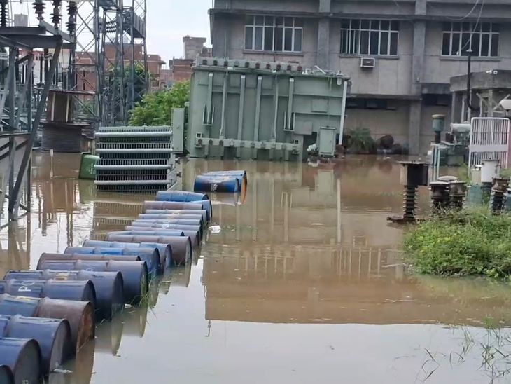 कैमूर के मोहनिया पावर हाउस में घुसा बाढ़ का पानी:बिजली आपूर्ति ठप होने का खतरा; गांवों में भी भरा पानी