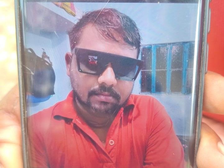 कोडरमा में खराब वाहन से टकराकर युवक की मौत:ओवरटेक करते समय पुल पर खड़ी पिकअप वैन से भिड़ी बाइक, हेलमेट नहीं पहना था