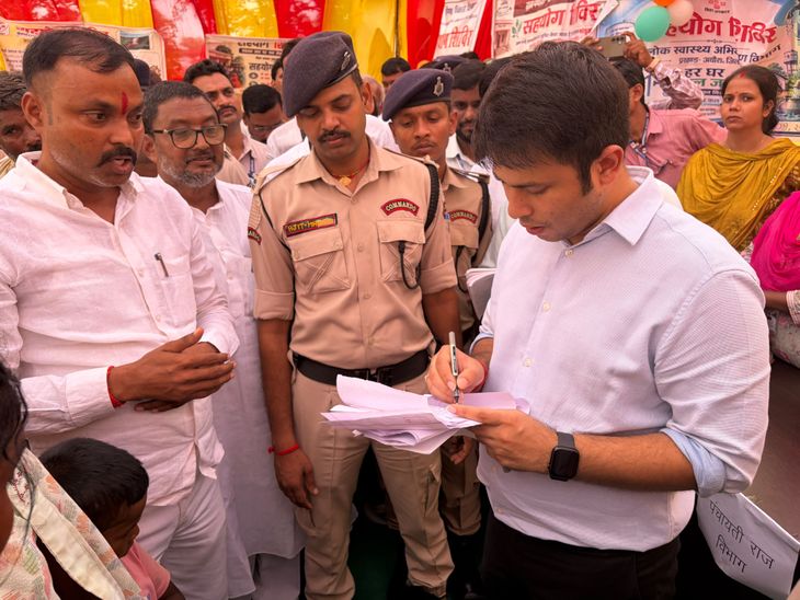 कैमूर डीएम ने अधौरा में सुनी ग्रामीणों की समस्याएं:पेयजल, भूमि विवाद और अतिक्रमण के मामले तुरंत निपटाने को कहा; लैंड बैंक बनाने के भी निर्देश