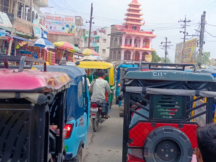 मधुबनी के स्टेशन चौक पर लगा लंबा जाम:राहगीर और विद्यार्थी हुए परेशान, ट्रैफिक नियम तोड़ने वालों पर होगी कार्रवाई