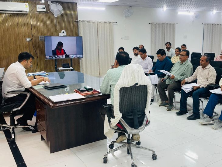 कैमूर DM ने भारतमाला, नेशनल हाईवे भू-अर्जन की रिव्यु की:पेंडिंग मुआवजा मामलों का तुरंत और ट्रांसपेरेंसी भुगतान करने का आदेश