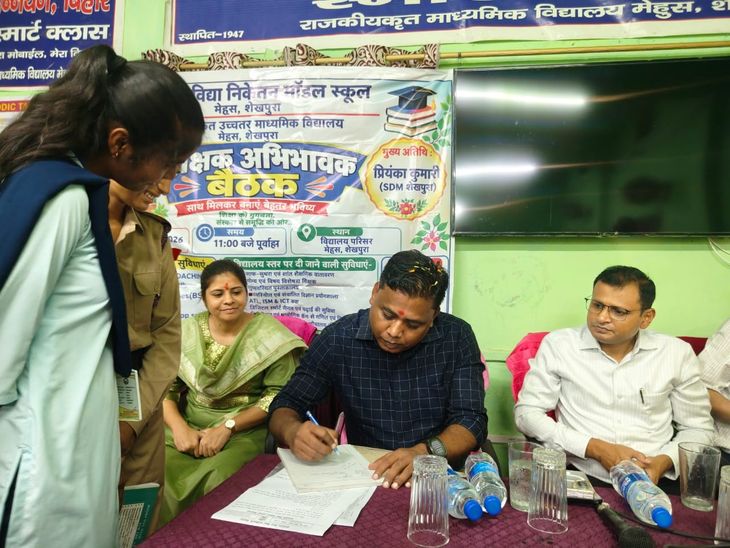 DM ने सरस्वती विद्या मंदिर का इंस्पेक्शन किया:अटल टिंकरिंग लैब देखी, विद्यार्थी सारथी ऐप की दी सलाह और प्लांटेशन किया