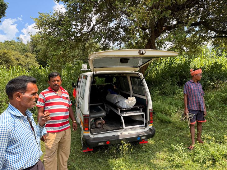 करमा पूजा के लिए फूल तोड़ने गए शख्स की मौत:डुमरी के तालाब में हुआ हादसा, विधायक जयराम महतो ने परिजनों को ढांढस बंधाया