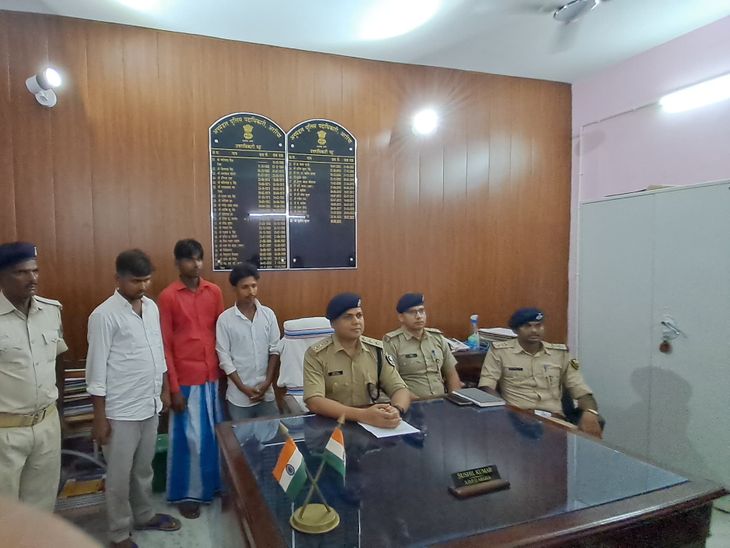अररिया में इंटरडिस्ट्रिक्ट बाइक चोर गैंग का खुलासा:3 सदस्य गिरफ्तार, चोरी की 3 बाइक और मोबाइल बरामद