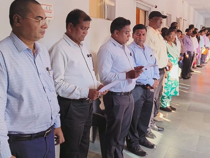 ADM ऑफिस में चपरासी बेहोश होकर गिरा, मौत:रिटायरमेंट के बाद संविदा पर कर रहा था काम; हार्ट अटैक से गई जान, शोक सभा हुई