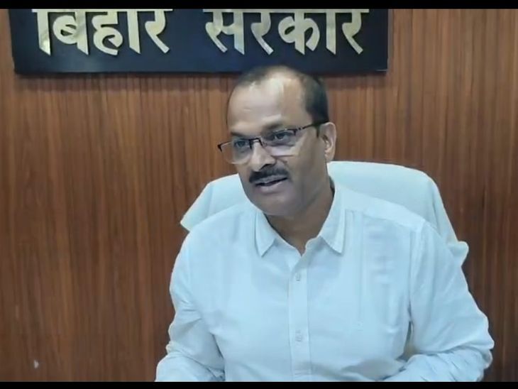 मुजफ्फरपुर में पेपरलेस रजिस्ट्री का विरोध:कातिबों की अघोषित हड़ताल, सब-रजिस्ट्रार बोले- हर दिन बढ़ रहा रजिस्ट्री का ग्राफ