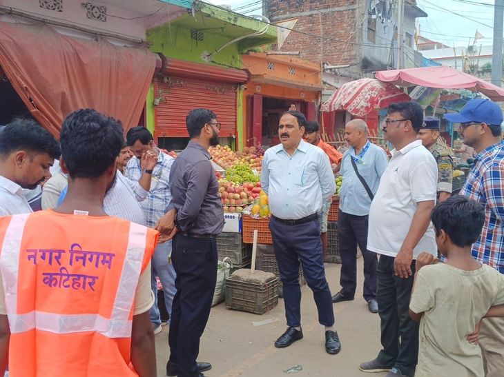 न्यू मार्केट में सिंगल यूज प्लास्टिक पर कार्रवाई:15,700 रुपए का जुर्माना वसूला, दुकानों से प्रतिबंधित सामग्री जब्त की गई