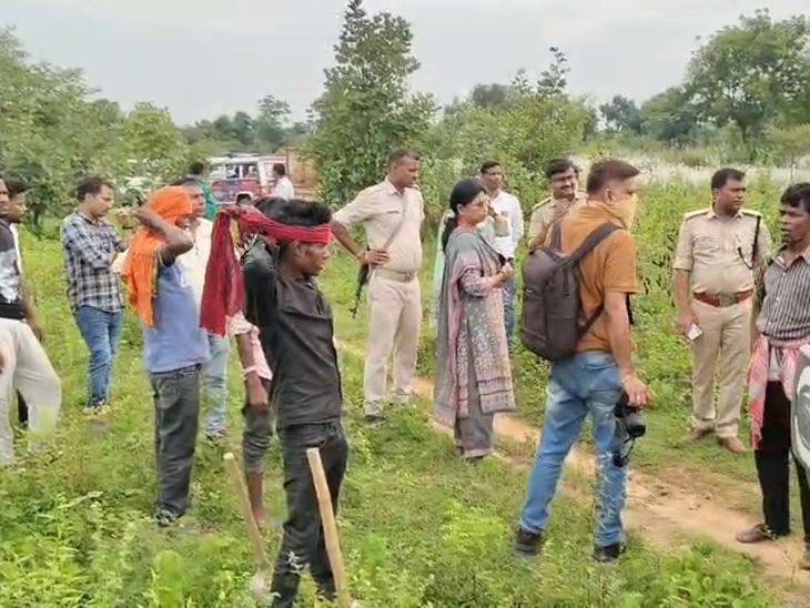बोकारो में लापता महिला की हत्या कर शव दफनाया:आरोपी की निशानदेही पर जमीन खोदकर निकाला, रांची से पहुंची FSL टीम
