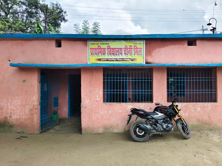 समस्तीपुर में राजकीय विद्यालयों की स्थिति बदहाल:दो कमरों में चल रहा दो विद्यालय, रसोई की व्यवस्था नहीं; बच्चे झोपड़ी में पढ़ने को मजबूर