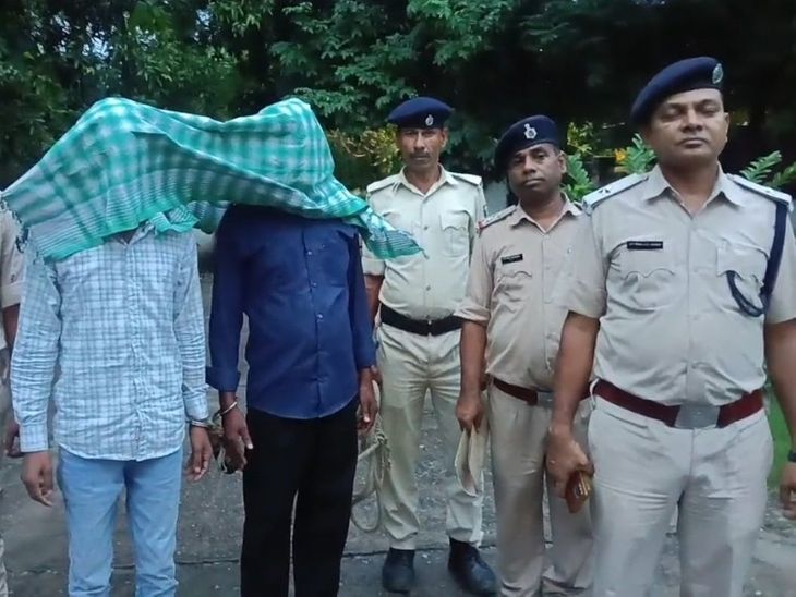 मुजफ्फरपुर में कोर्ट पार्किंग से पिता-बेटा गिरफ्तार:पुलिस ने पिस्टल, कारतूस और 145 पुड़िया ब्राउन शुगर जब्त किया