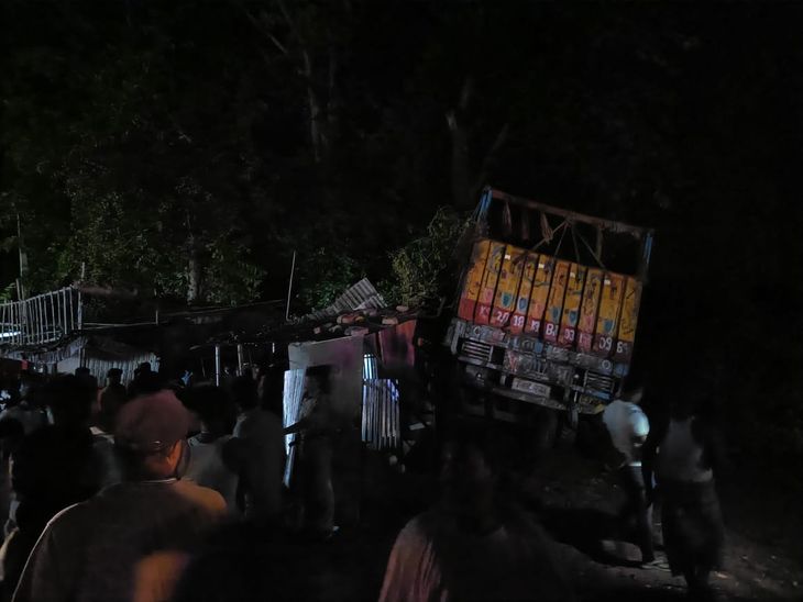 सीतामढ़ी में तेज रफ्तार ट्रक कटघरे और दुकान से टकराया:टक्कर के बाद पेड़ पर 10 फीट ऊपर अटका, दुकानदार समेत 3 घायल