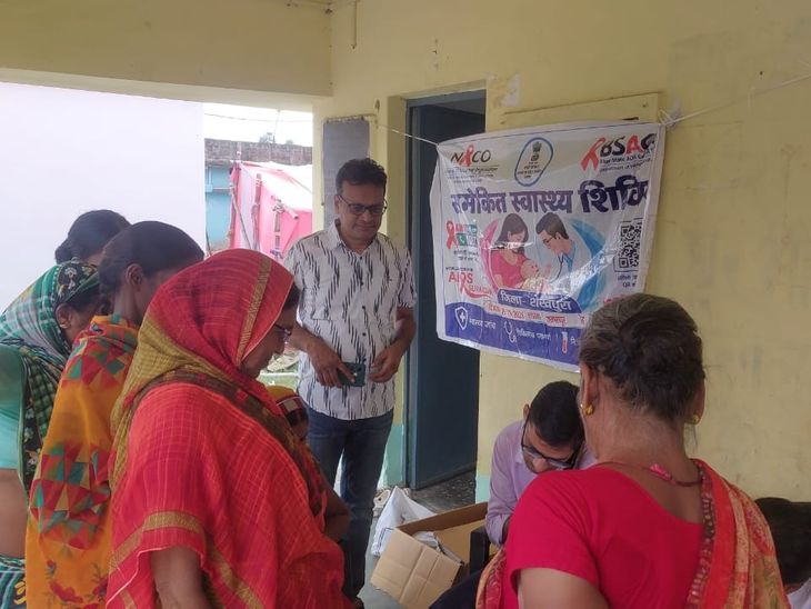 शेखपुरा में संचारी स्वास्थ्य शिविर लगा, 110 लोगों का चेकअप:HIV/एड्स से बचाव और जागरूकता पर दी गई जानकारी