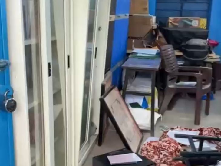 परीक्षा में नकल करने से रोका तो टीचर की पिटाई:छात्र ने कट्टा भी लहराया, परिजन ने स्कूल में घुसकर तोड़फोड़ भी की