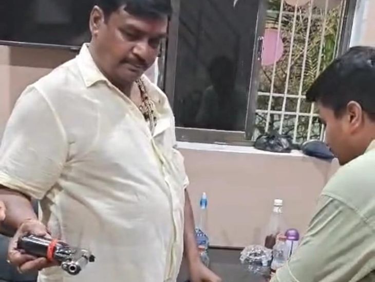 शेखपुरा में बाइक को टक्कर मारकर युवक पर की फायरिंग:एक आरोपी गिरफ्तार, लाइसेंसी पिस्टल और 19 जिंदा कारतूस बरामद