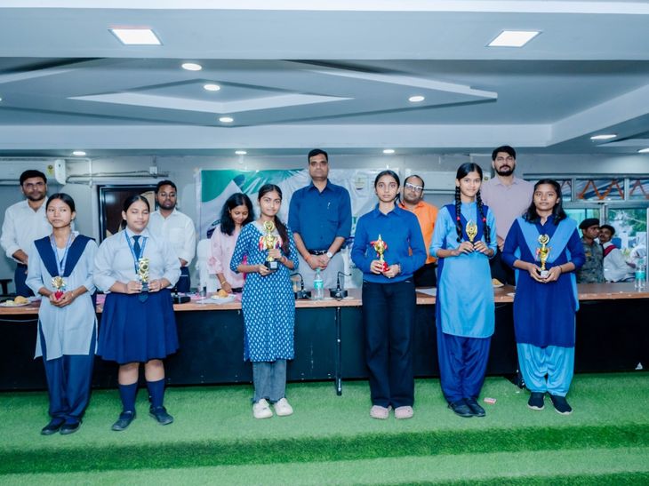 कटिहार में जिला स्तरीय चित्रकला प्रतियोगिता:छात्राओं ने चित्रों के जरिए दिया स्वच्छता और पर्यावरण संरक्षण का संदेश