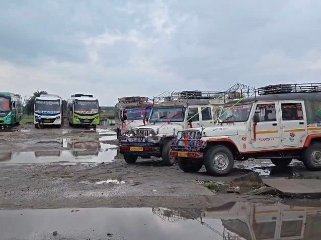 नक्सली बंद से चतरा में बसों का पहिया थमा:ब्रजेश गंझू एनकाउंटर के विरोध में 7 जिलों में 3 दिन का बंद, यात्री परेशान