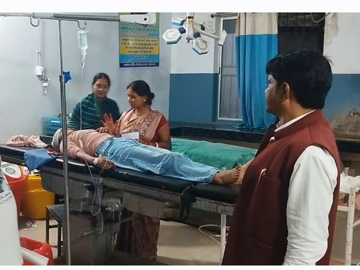 कोडरमा में ऑटो पलटने से महिला की मौत:SIR कर लौट रही थी महिला, एक युवती गंभीर रूप से घायल; सड़क पर रखी गिट्टी बनी वजह