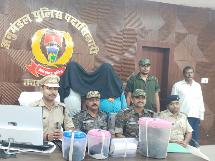 पलामू में 10 किलो अफीम जब्त, दो तस्कर गिरफ्तार:50 लाख की अफीम बरामद, बिहार के गया से खरीदने पहुंचा था एक आरोपी