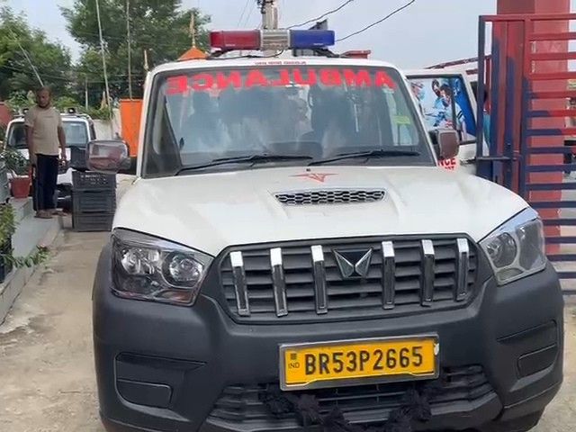 उत्पाद विभाग ने एंबुलेंस से पकड़ी 460 केन बीयर:जमुई में 2 तस्कर गिरफ्तार, झारखंड से लखीसराय ले जाई जा रही थी शराब