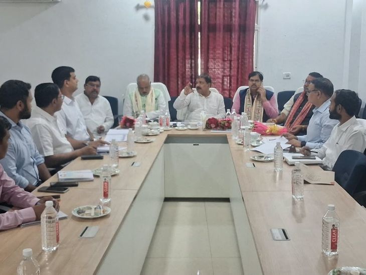31 अक्टूबर तक जमाबंदी सुधारें – राजस्व मंत्री:कटिहार में रिव्यु मीटिंग, मृत पूर्वजों के नाम जमीन फ्री में होगा अपडेट