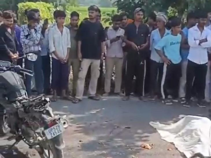 सीवान- बाइक सवार को ट्रक ने पीछे से मारी टक्कर:बुजुर्ग की मौत, युवक गंभीर, फरार हो रहे ड्राइवर को लोगों ने पकड़ा