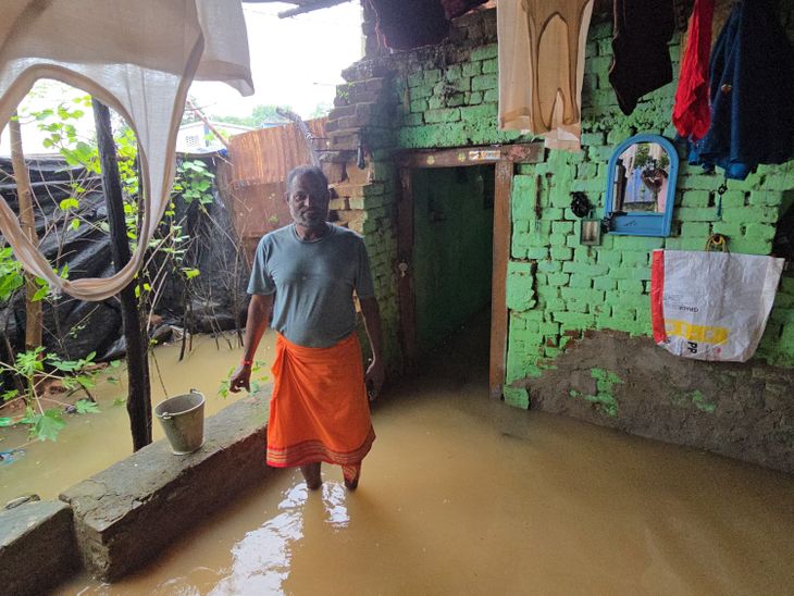 मूसलाधार बारिश से गिरिडीह में बिगड़े हालात:तालाब का मेढ़ टूटा, पुल पर बहा पानी; घरों में घुसा नाली का गंदा पानी