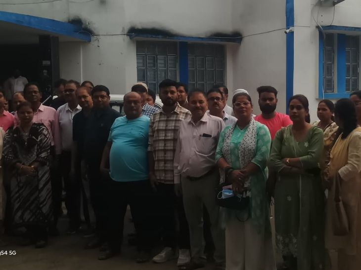 वेतन नहीं मिला तो हड़ताल पर जाएंगे डॉक्टर:अररिया में 24 घंटे का अल्टीमेटम,बायोमेट्रिक हाजिरी की शर्त से वेतन रोके जाने का आरोप