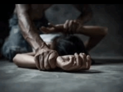 नालंदा में भैंस चराने गई महिला से रेप:विरोध पर गला दबाने की कोशिश; पति से भी मारपीट, ग्रामीणों ने आरोपी को पीटा
