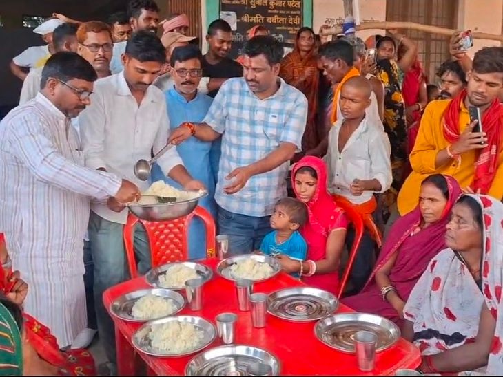 खगड़िया में बाढ़ पीड़ितों के लिए राहत कार्य तेज:वार्ड 31 में सामुदायिक किचेन शुरू, विधायक ने बांटे पॉलीथिन शीट