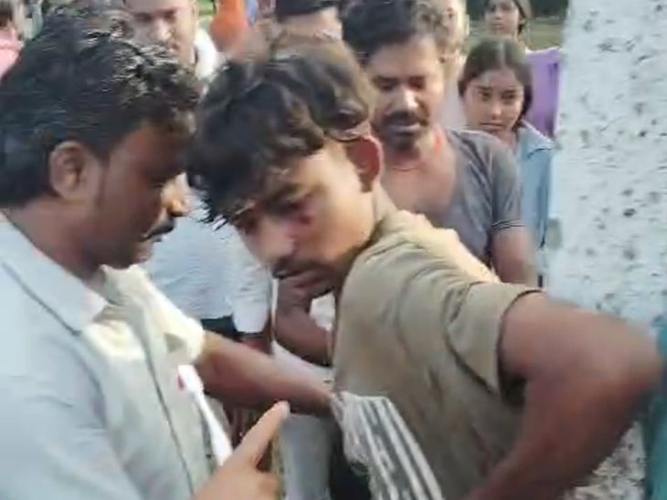 कोडरमा में रात में मिलने पहुंचे दो नाबालिग दोस्त:ग्रामीणों ने पकड़ा और बिजली के खंभे से बांधा, पीटाई भी की, पुलिस ने बचाया