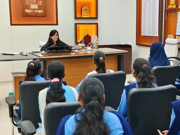 नालंदा डीएम ने छात्राओं को सिखाया टाइम मैनेजमेंट:बोलीं- सोशल मीडिया-रील में समय न गंवाएं, आत्मनिर्भर बनें; इमरजेंसी कमांड सेंटर भी देखा