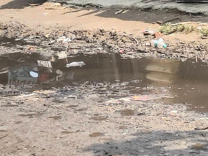 सिमरबनी-बरियारपुर चौक तक जाने वाली सड़क जर्जर:रोड पर बारिश का पानी भरा, राहगीरों को हादसे की आशंका