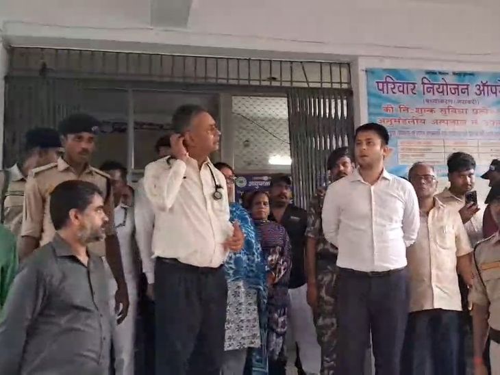 कैमूर DM ने मोहनिया अस्पताल का किया सरप्राइज इंस्पेक्शन:स्वास्थ्य सेवाओं की रिव्यु, एब्सेंट डॉक्टरों पर कार्रवाई; ट्रॉमा सेंटर में तेजी का निर्देश