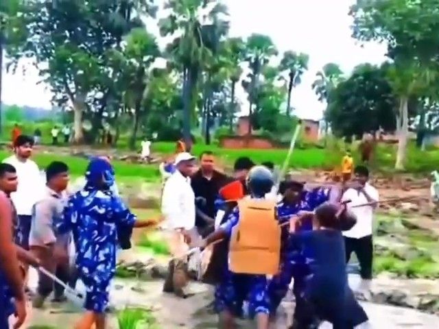 नवादा में खड़ी धान की फसल पर चला JCB:गंगाजल स्कीम के जलाशय निर्माण पर किसानों का हंगामा, पुलिस ने हटाया