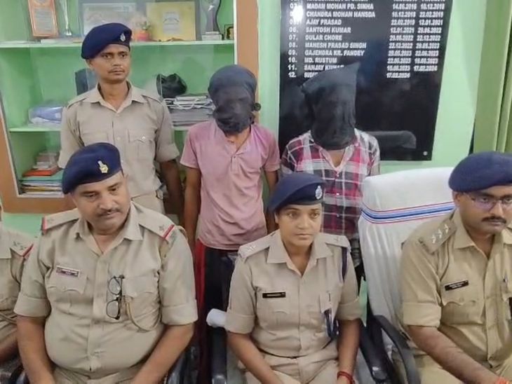 विसर्जन जुलूस में हथियार लहराने वाले दो युवक गिरफ्तार:बोकारो में लोडेड सिक्सर और कारतूस के साथ दो पकड़ाए