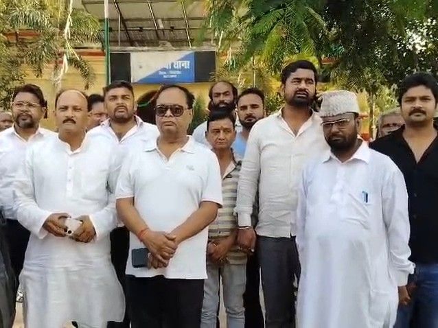 जीवित महिला का नाम मतदाता सूची से हटाने का आरोप:मामला गरमाया; वार्ड-2 के सैकड़ों लोग पचंबा थाना पहुंचे, जांच कर कार्रवाई की मांग