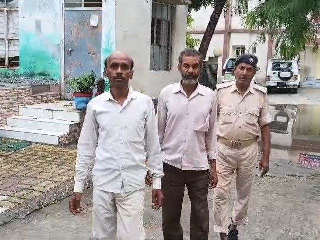 पुलिस टीम पर हमला करने वाले पति-पत्नी समेत 3 अरेस्ट:कैमूर में चोरी के आरोपियों को छुड़ाने गई थी, कोर्ट ने भेजा जेल