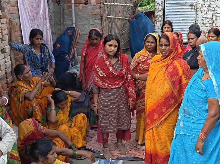 मोतिहारी के 2 युवकों की झारखंड में मौत:कोयला लदा ट्रक पलटा; 7 महीने पहले हुई थी अरविंद की शादी, शव गांव पहुंचते ही मचा कोहराम